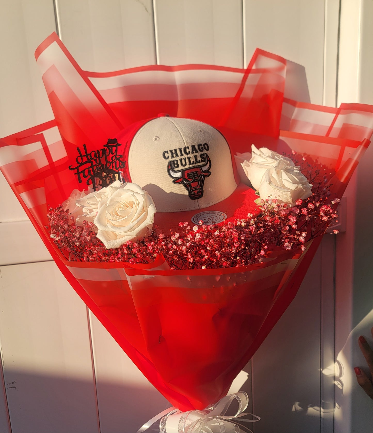 Hat Bouquet Roses & Tinted Baby Breath